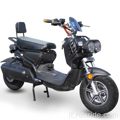 Uno scooter elettrico con protezione paraurti dal look retrò unico
